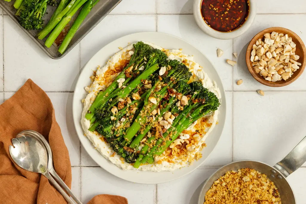 Bimi® Baby Broccoli rôti avec Feta fouettée + chapelure croustillante au chili