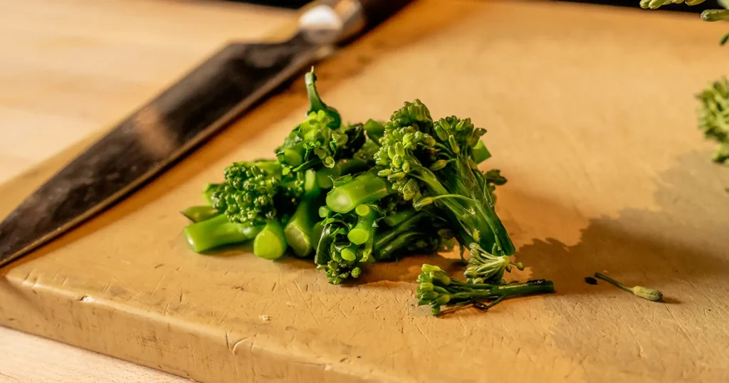 Bimi® Baby Broccoli en una tabla de cortar